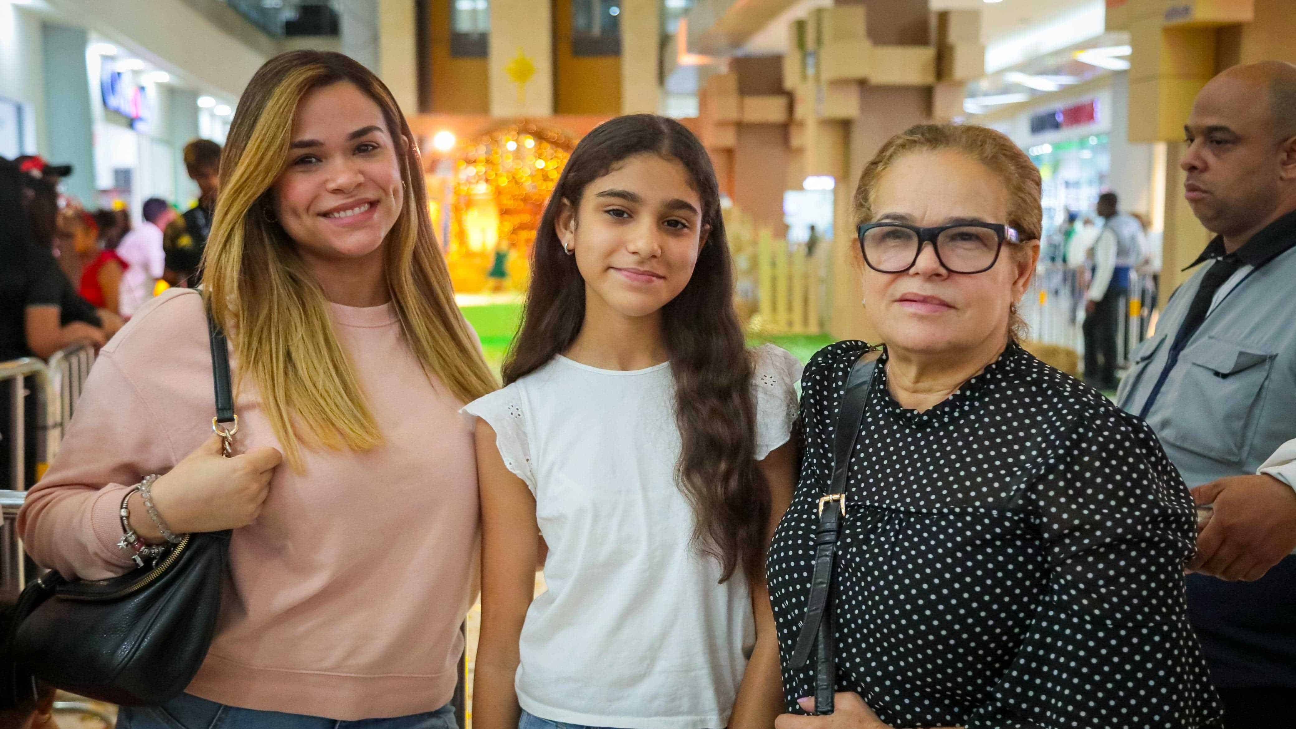 Distintas familias disfrutaron del encendido del árbol navideño.