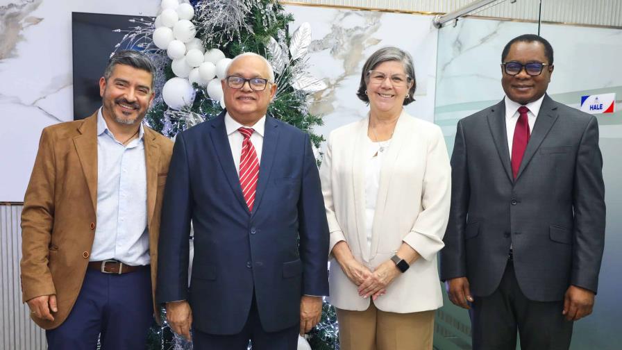 Tesorería Nacional enciende su árbol de Navidad