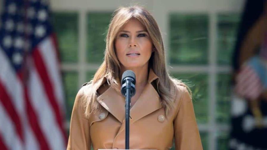 Melania Trump nombra como jefa de gabinete a una asesora que la acompaña desde hace 7 años