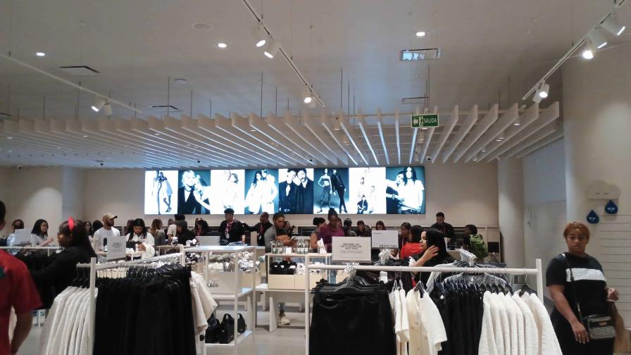 Personas duraron 24 horas en filas para ser los primeros en la inauguración de la tienda H&M