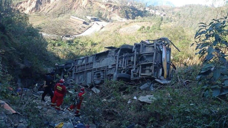 Al menos siete muertos y 30 heridos en accidente de bus de escolares en el norte de Perú