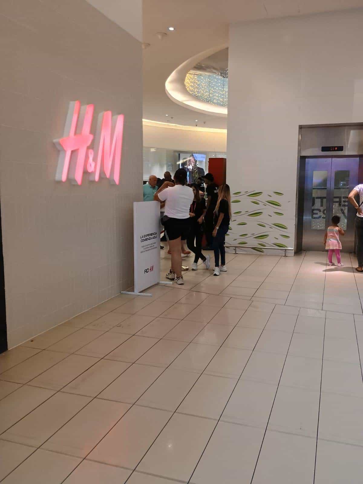 Fila para entrar a H&M despues de las 9:00 de la mañana<br>