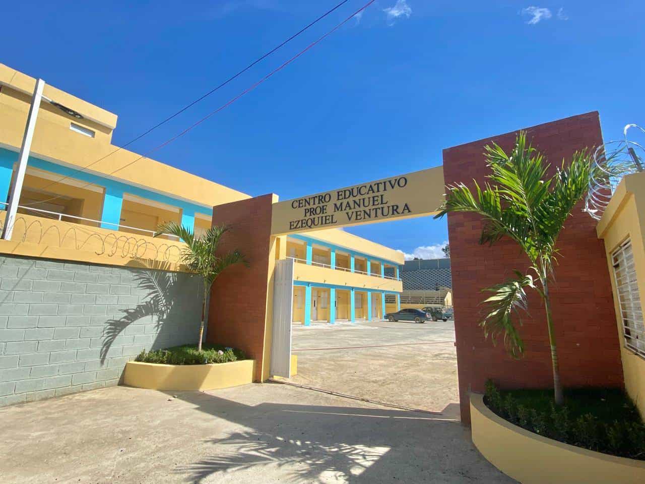 Escuela Profesor Manuel Ezequiel Ventura, ubicada en la comunidad de Barrero, en Villa Bisonó, Navarrete. 