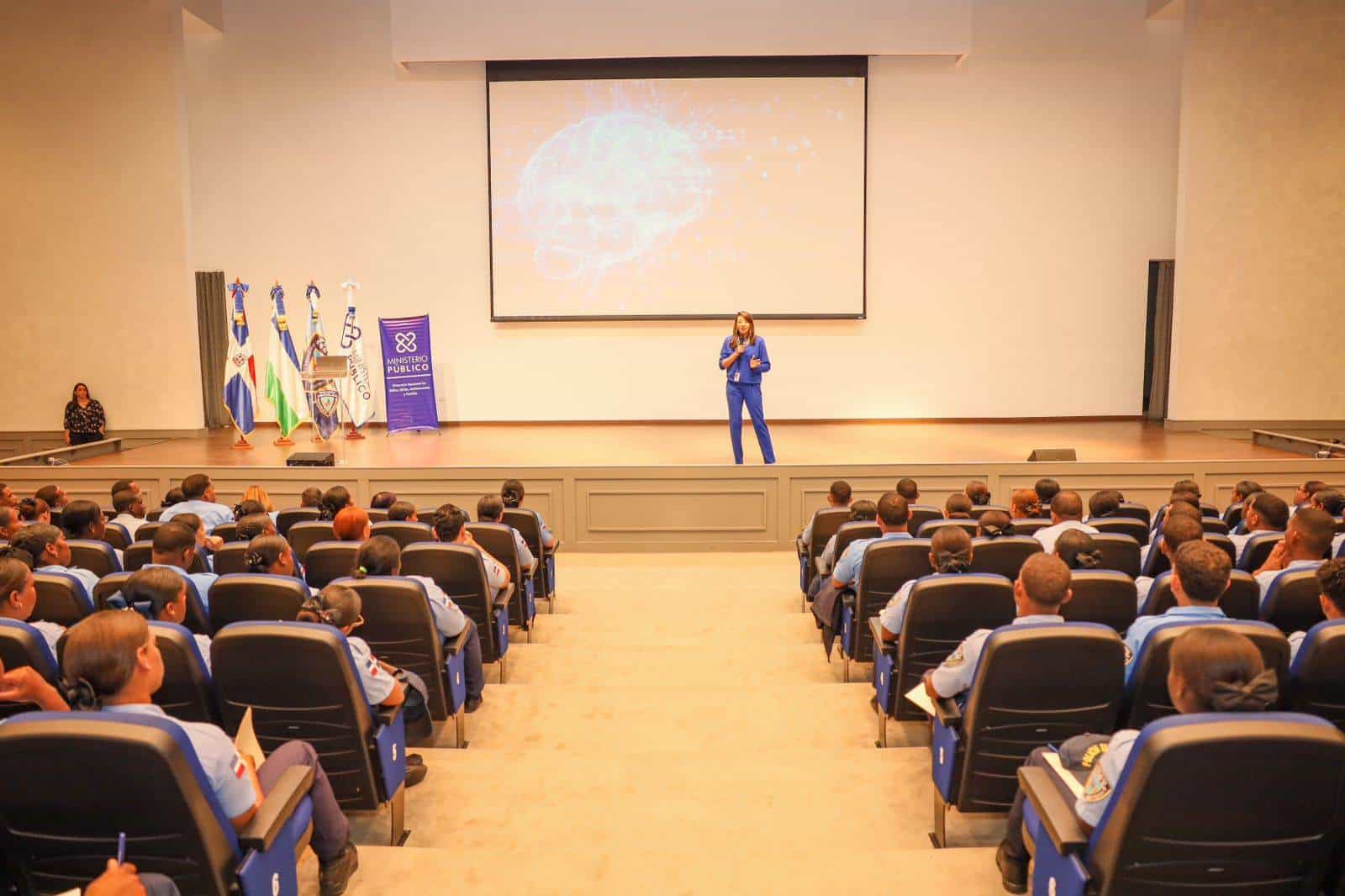 Agentes reciben charla sobre la necesidad de enfrentar la violencia en las escuelas. 