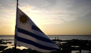 Uruguay vota en un ajustado balotaje entre un nuevo mandato oficialista o la vuelta de la izquierda