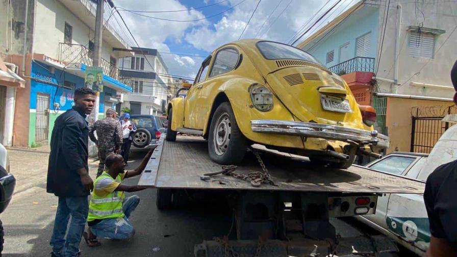 Alcaldía del Distrito Nacional retira chatarras durante operativo en Villa Juana