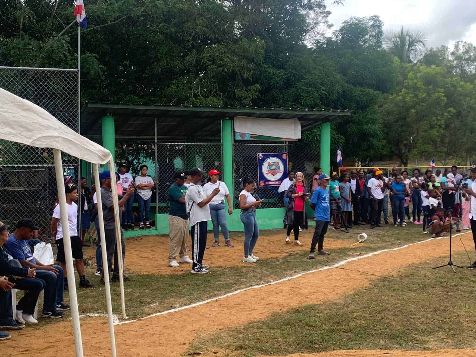 Personas presentes en la inauguración del estadio Familia Acta