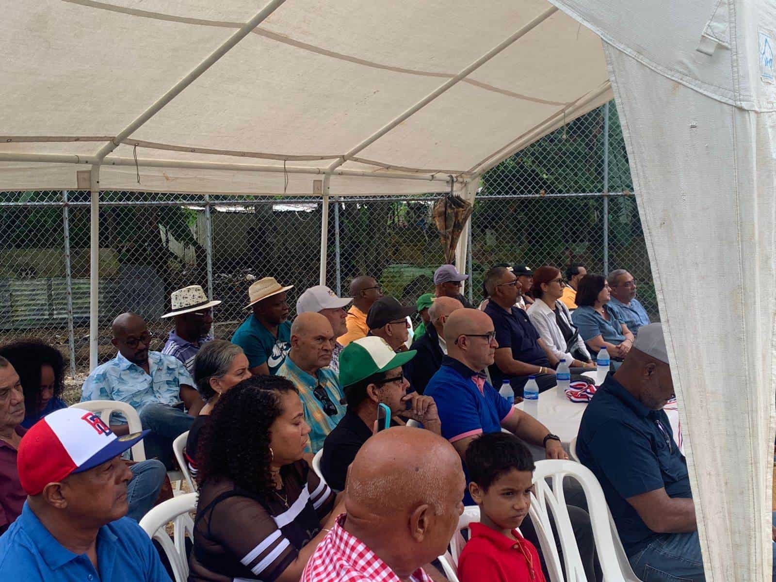 Parte del póblico asistente en la inauguración del estadio Familia Acta 