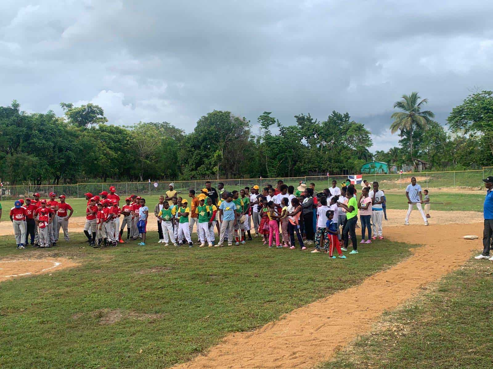 Algunos jugadores en el terreno de juego del estadio Familia Acta 