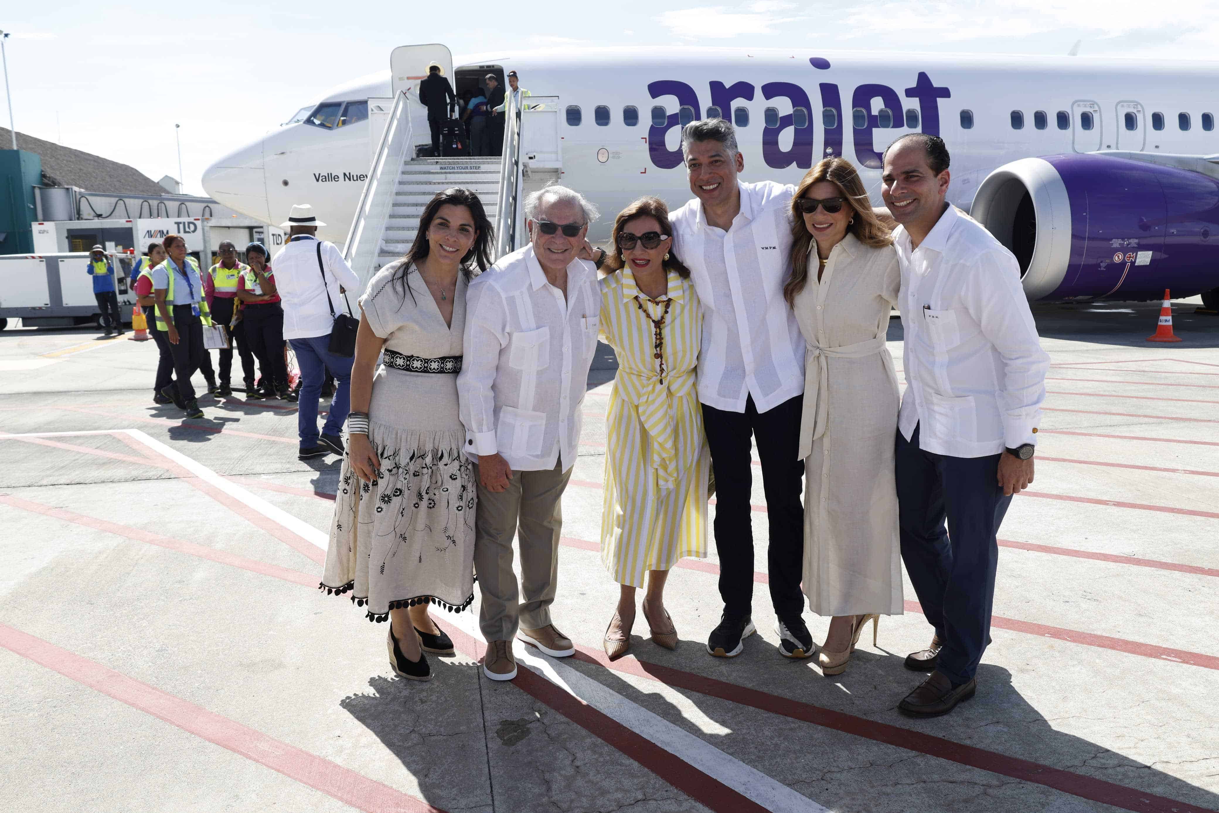 Víctor Pacheco posa (centro, derecha) junto a la familia Rainieri. De derecha a izquierda: Frank Elías, Paola, Haydeé Kuret de Rainieri, Frank y Francesca.