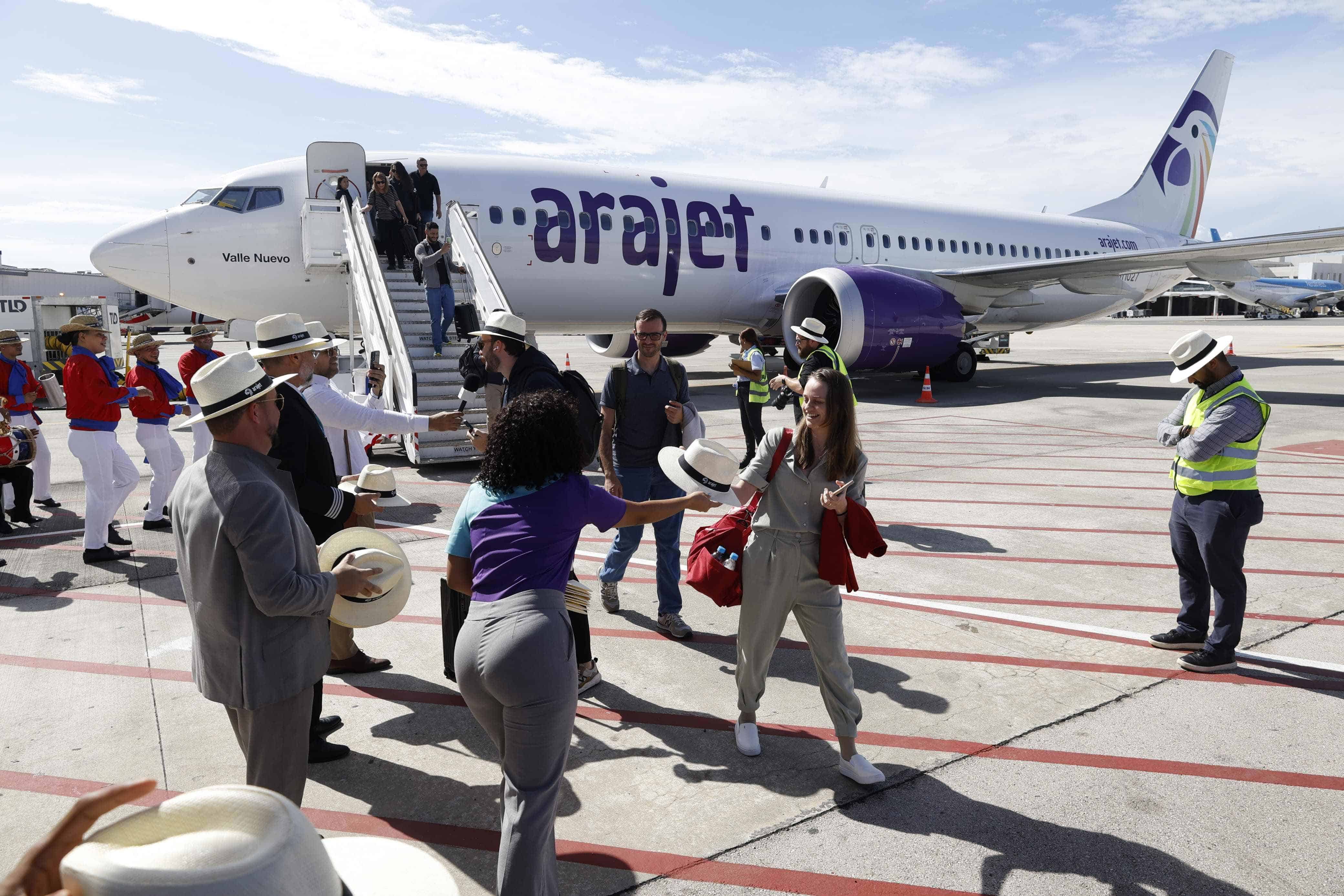 Los pasajeros del primer viaje de Arajet en el aeropuerto de Punta Cana recibieron sombreros de playa al aterrizar en la pista, en el marco del acto de inauguración.