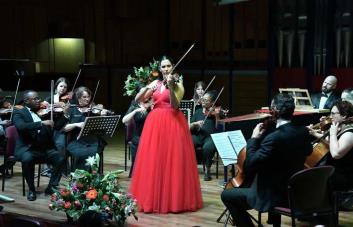 Aisha Syed ofrece concierto por el Día de la No Violencia contra la Mujer