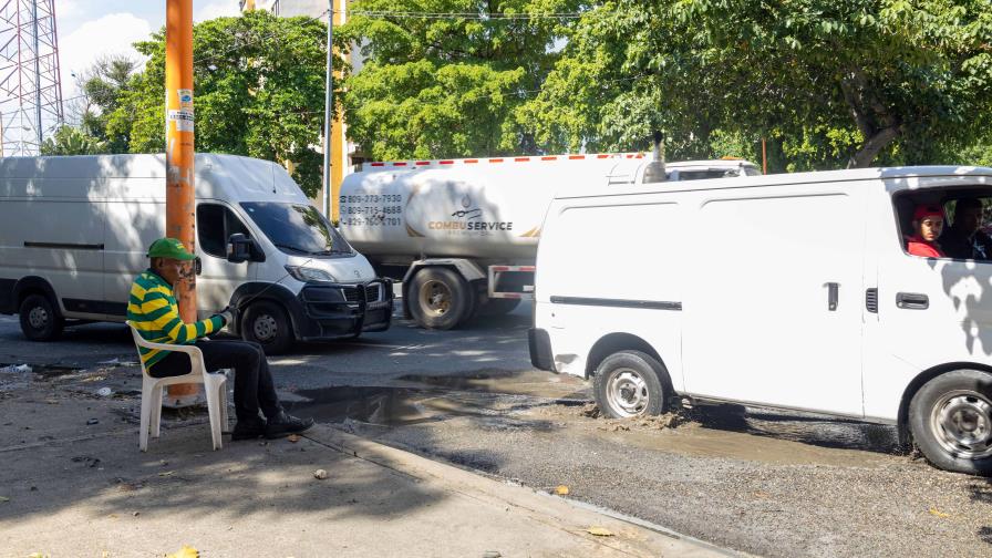 Agua cloacal que daña el pavimento en avenida Expreso V Centenario