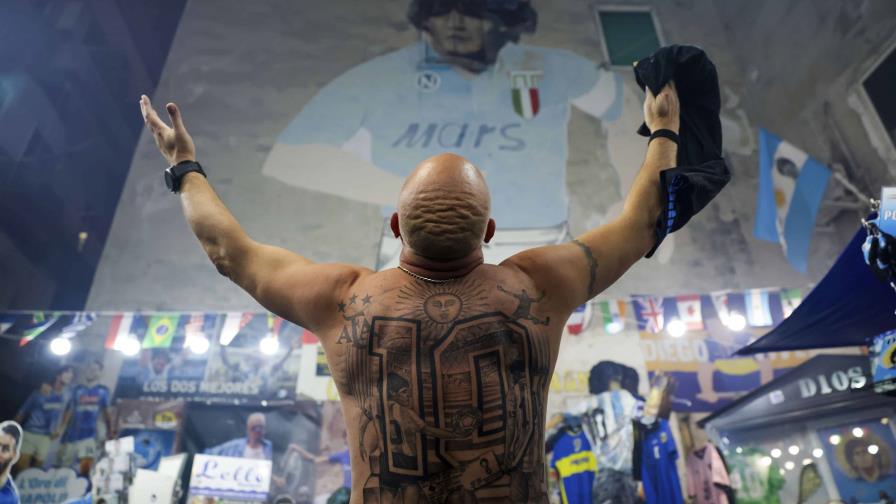 Napoli y sus aficionados rinden homenaje a Maradona en 4to aniversario de su muerte