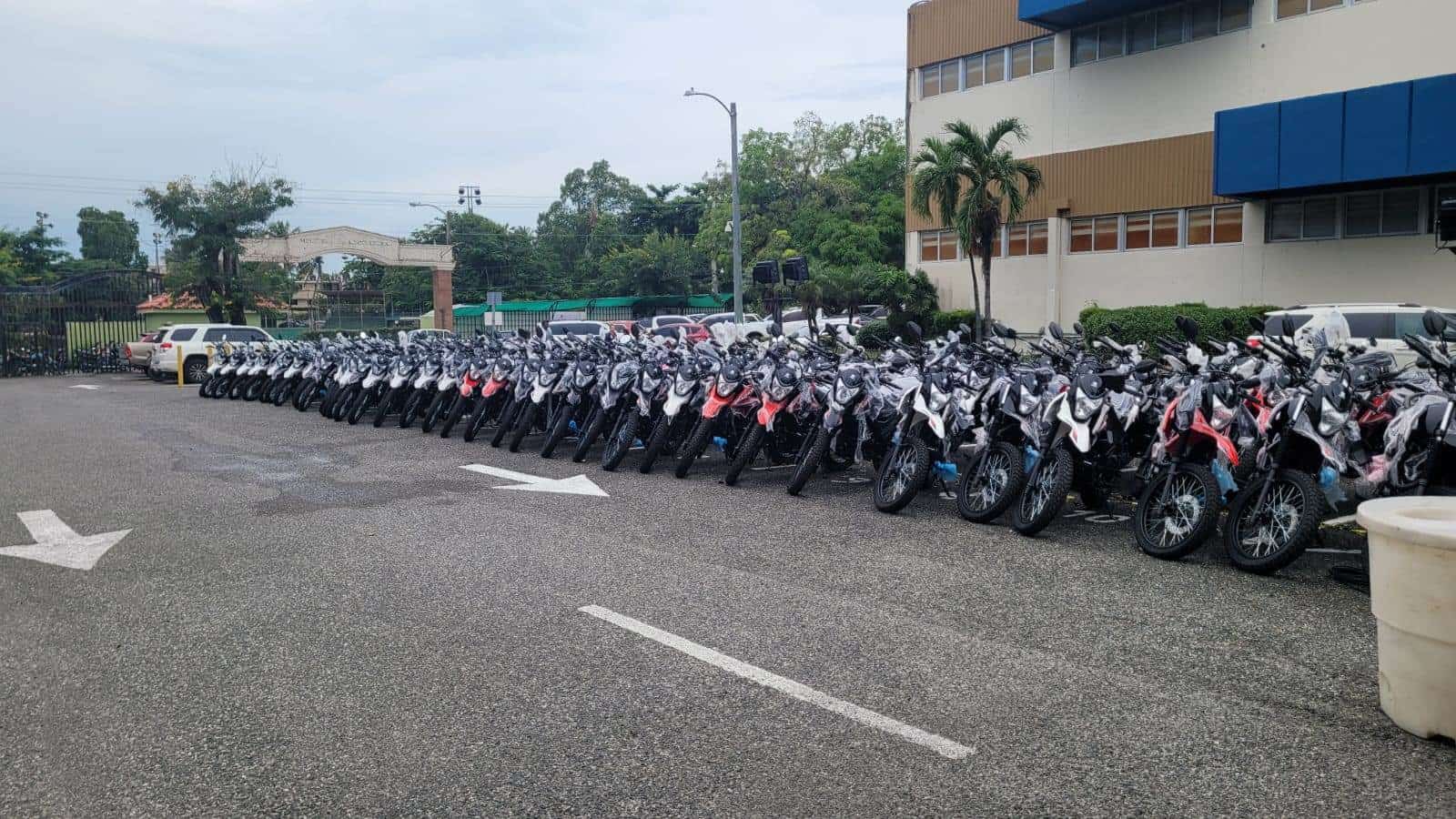 El ministro Kelvin Cruz entregó 181 motocicletas a técnicos y agrónomos de la institución.