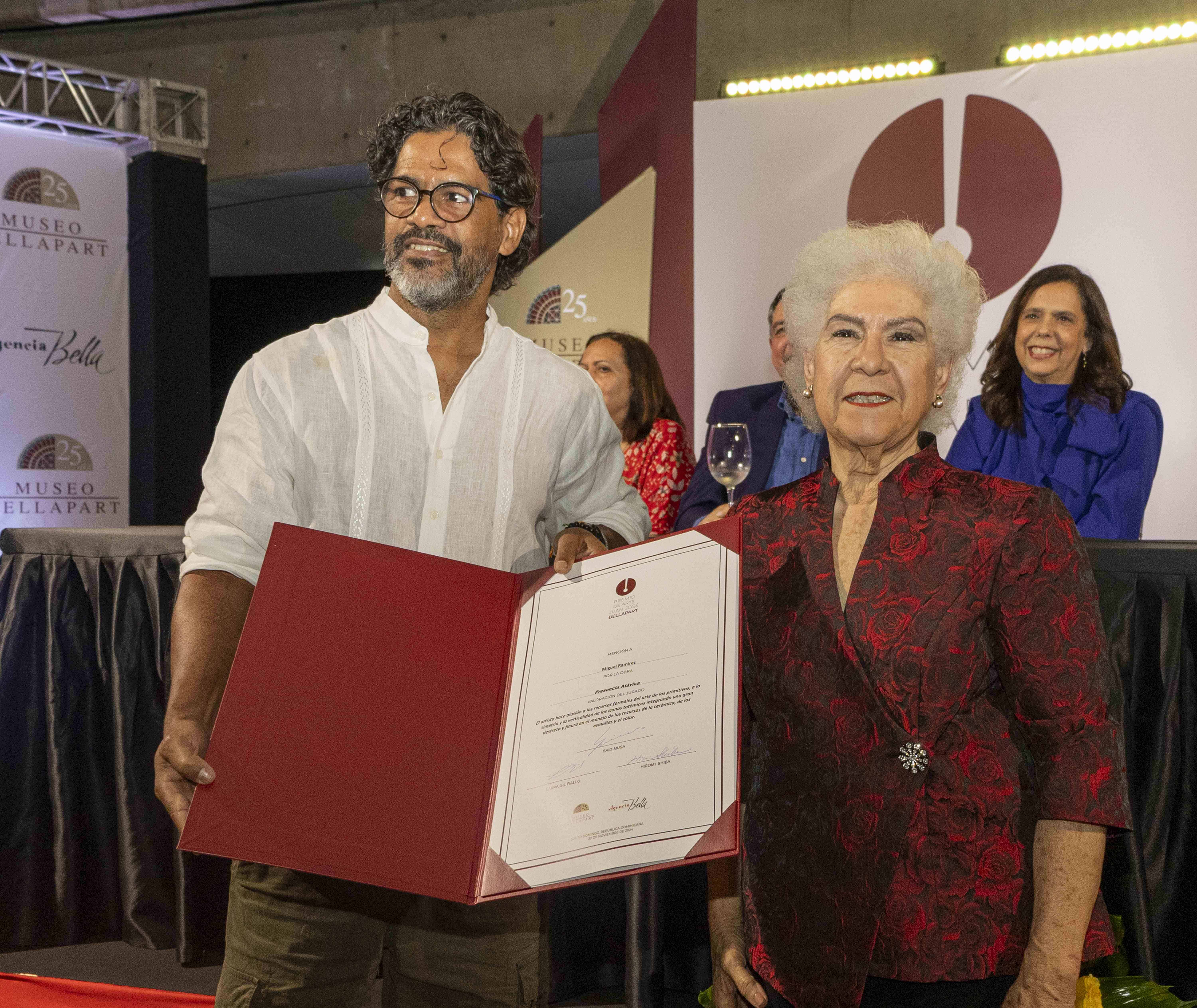 Myrna Guerrero hizo entrega del certificado de mención de honor a Miguel Ramírez por su obra Presencia Atávica.