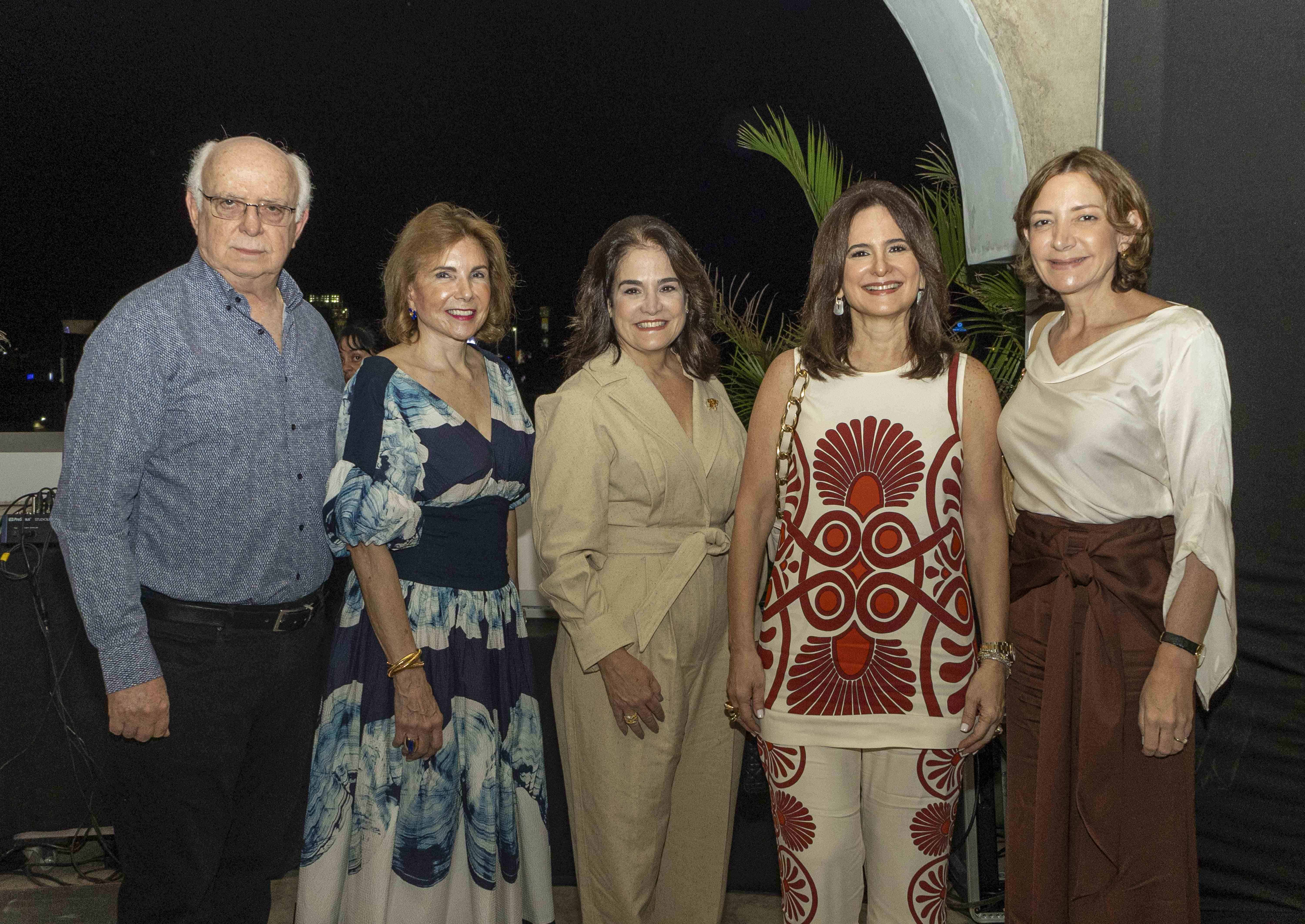 José Singer, Rosa Verdeja de Singer, Teresa Montes de Harper Bethania de Rizek y Isabell Turull.