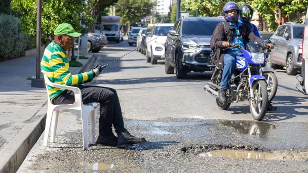 Hoyo de la avenida Gustavo Mejía Ricart, chiquito, pero incómodo