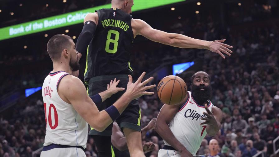 Porzingis anota 16 en su debut de temporada y Celtics vencen 126-94 a Clippers