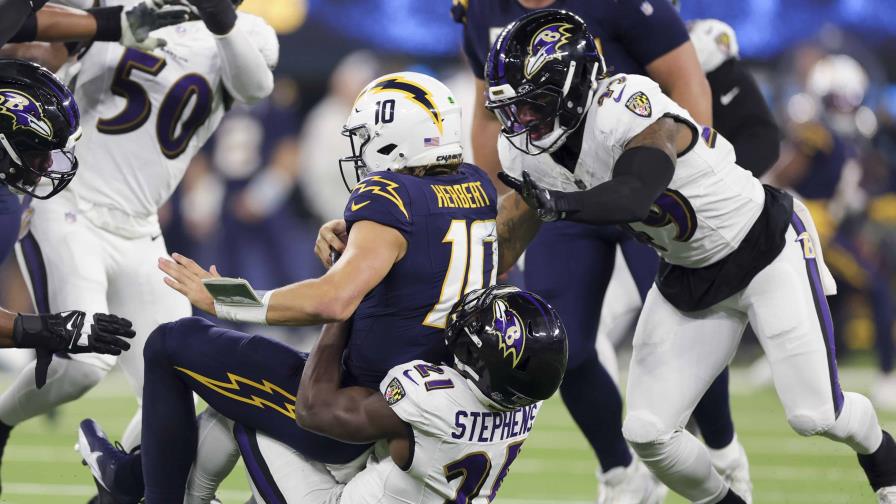 Jackson logra 3 TDs, John Harbaug supera a su hermano y Ravens vencen 30-23 a Chargers