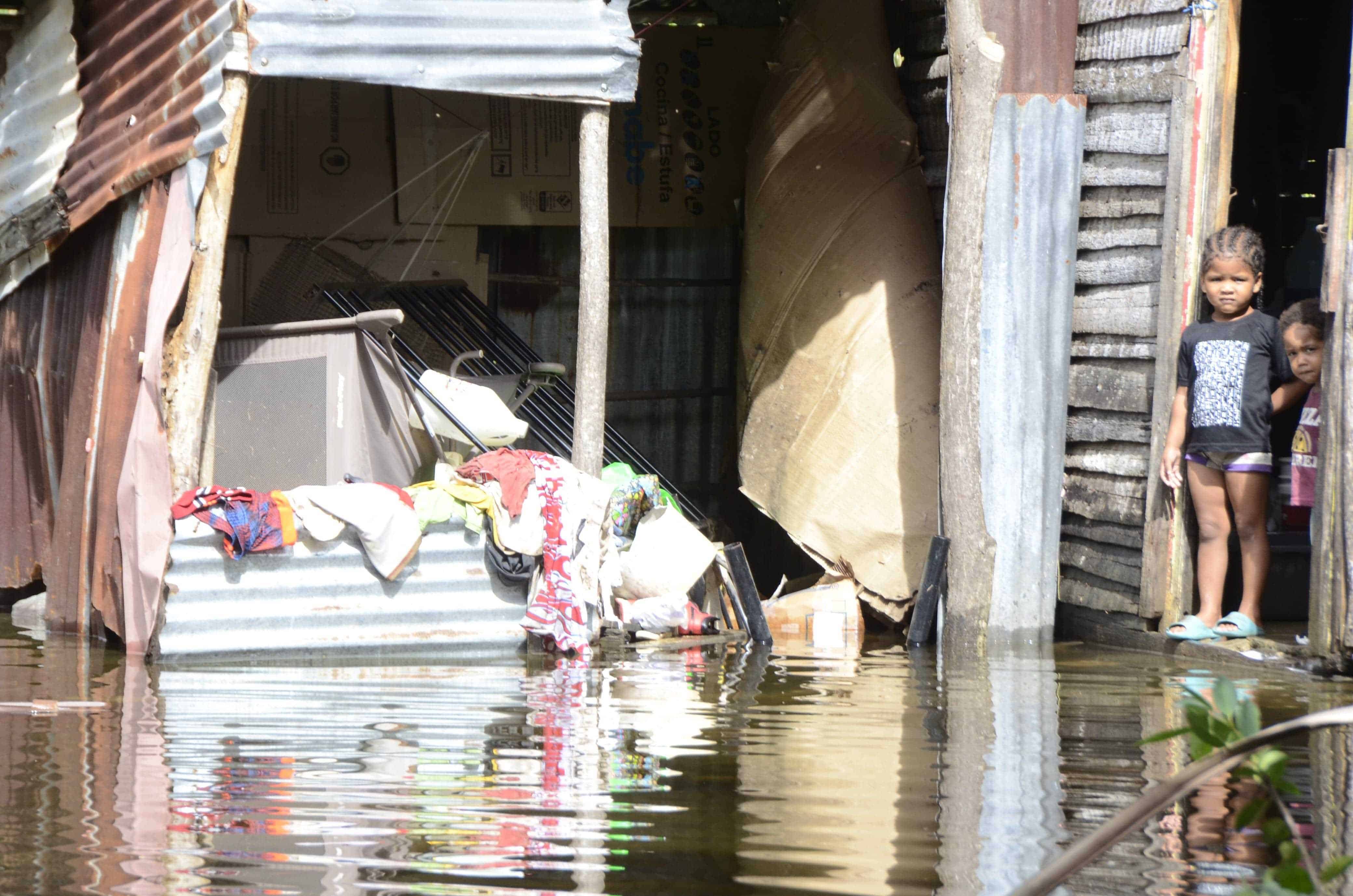 Las aguas acumuladas por las lluvias penetran las casas. 