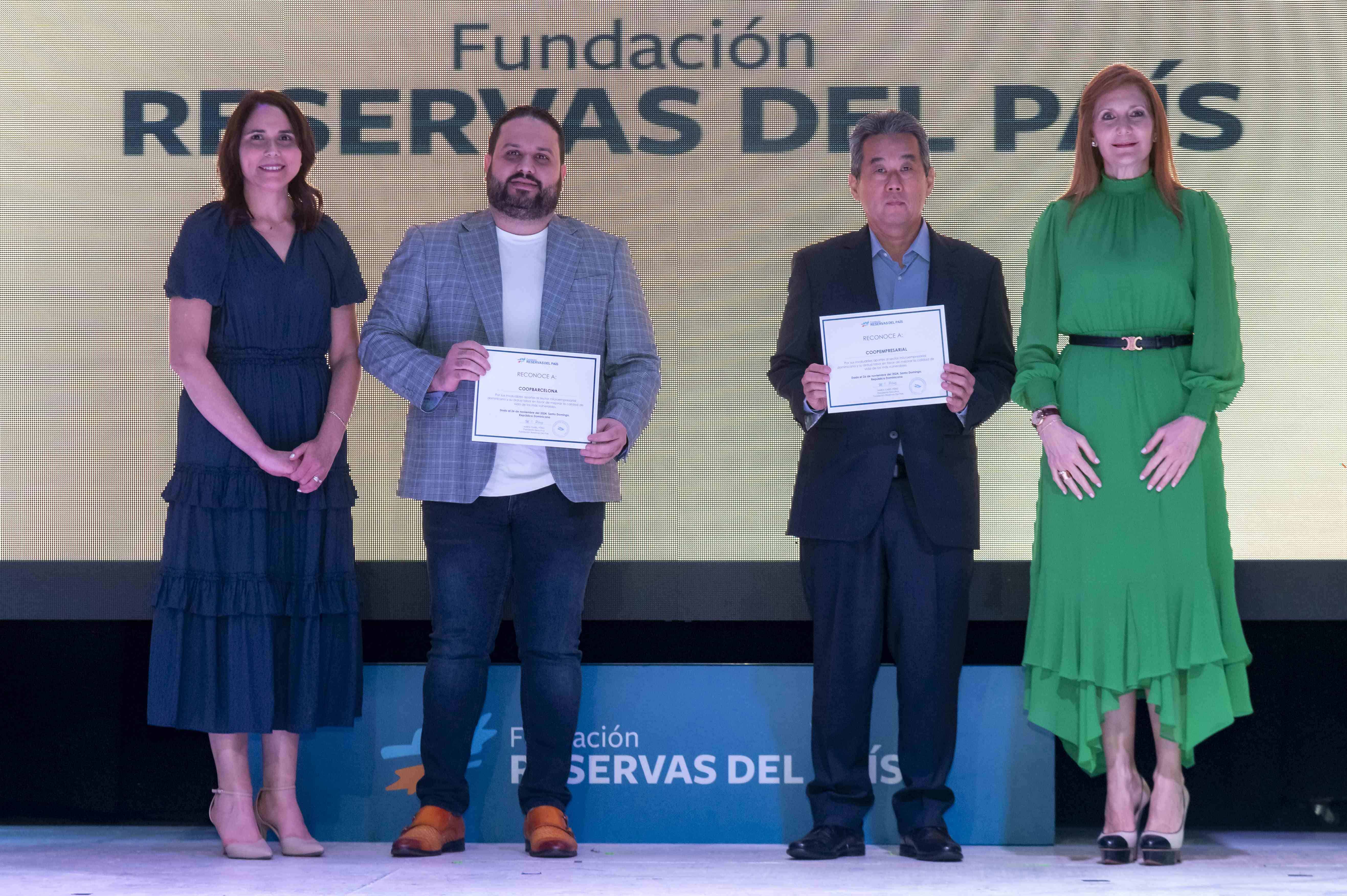 Representantes de Coopempresarial y Coopbarcelona reciben su distinción.