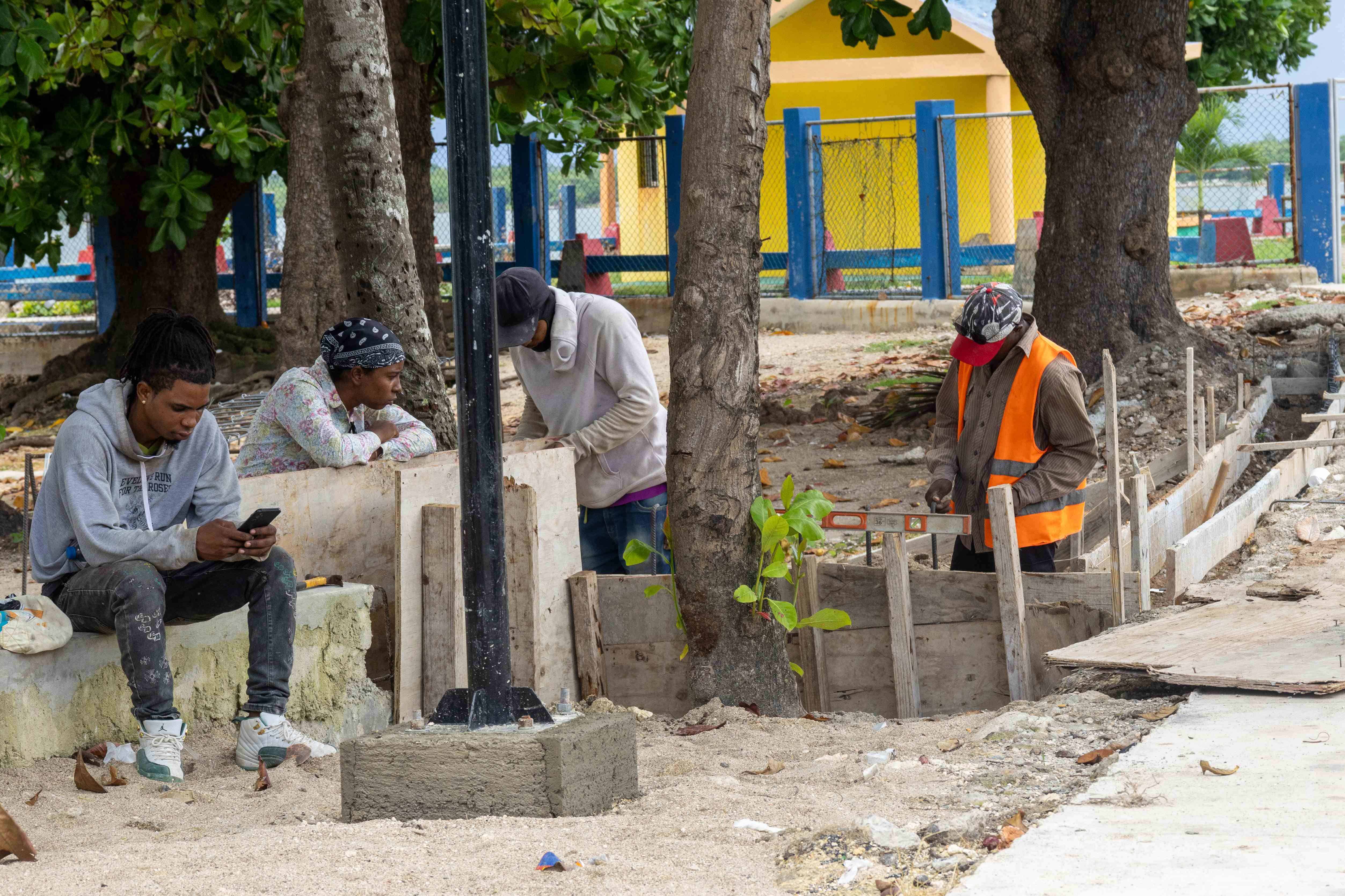 Trabajadores en plena acción.