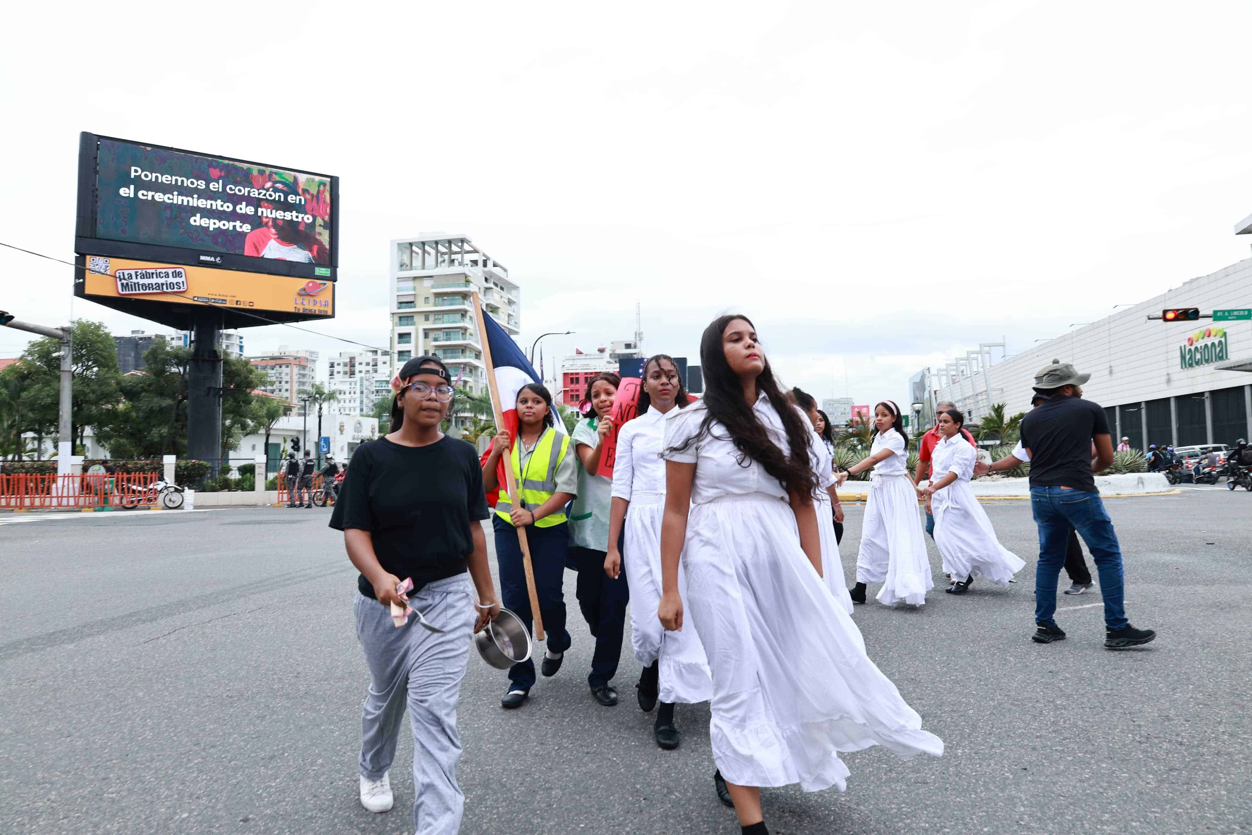 Jóvenes estudiantes del Centro Modalidad en Artes Mauricio Báez dramatizan sobre la violencia de género.