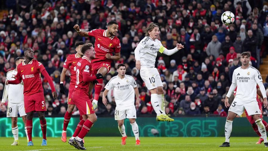 El Real Madrid se entrega en Anfield y se aleja de octavos en la Champions