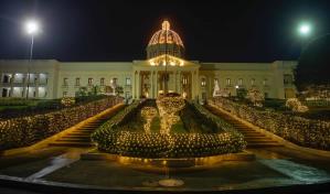 Llega la Navidad al Palacio Nacional con el encendido del árbol