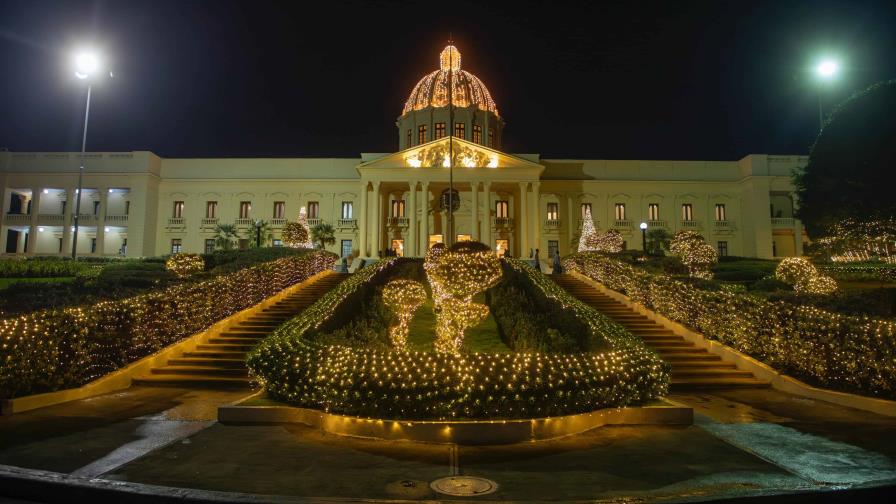 Llega la Navidad al Palacio Nacional con el encendido del árbol