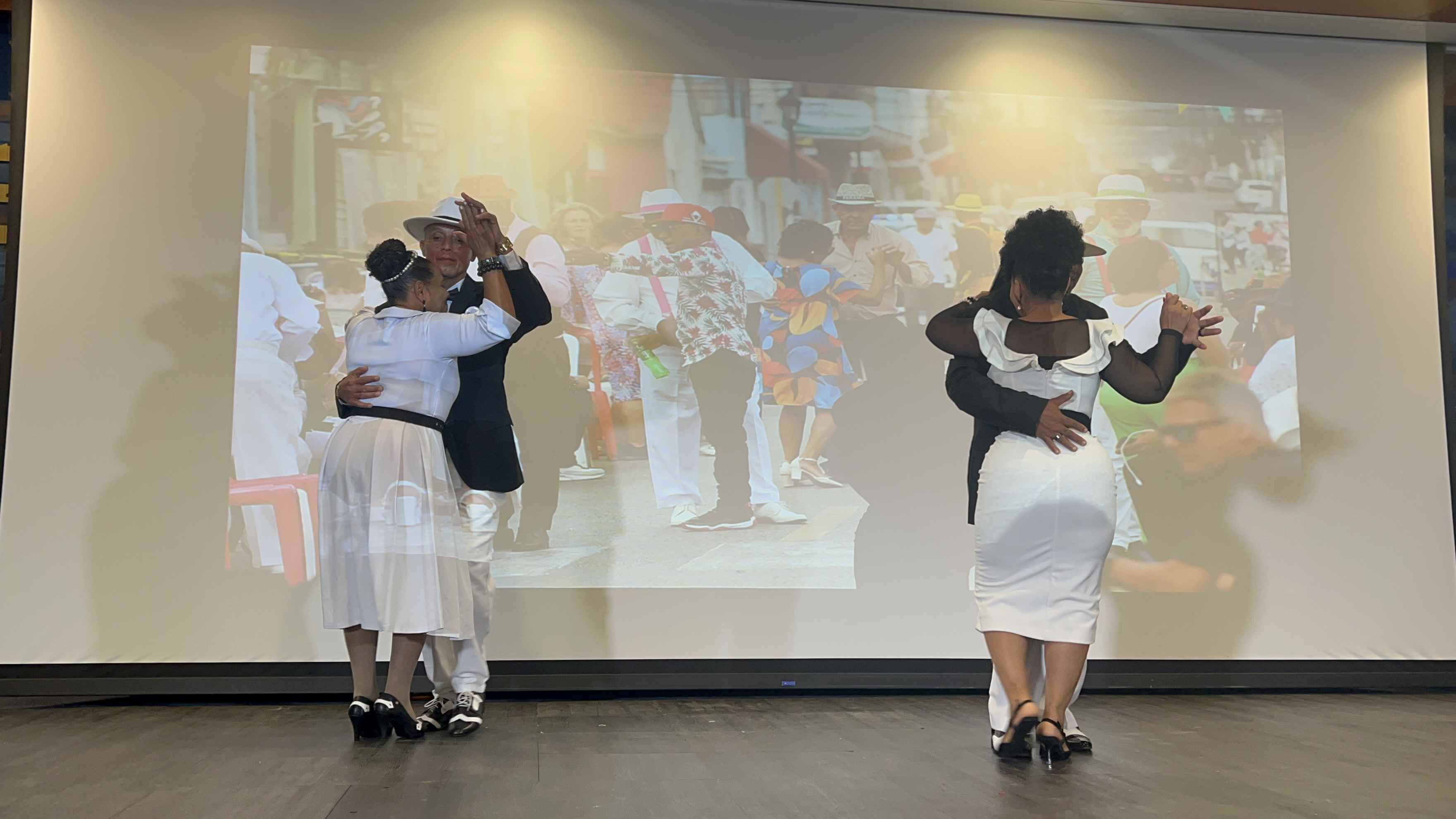 Parejas bailaron son de destacados artistas.