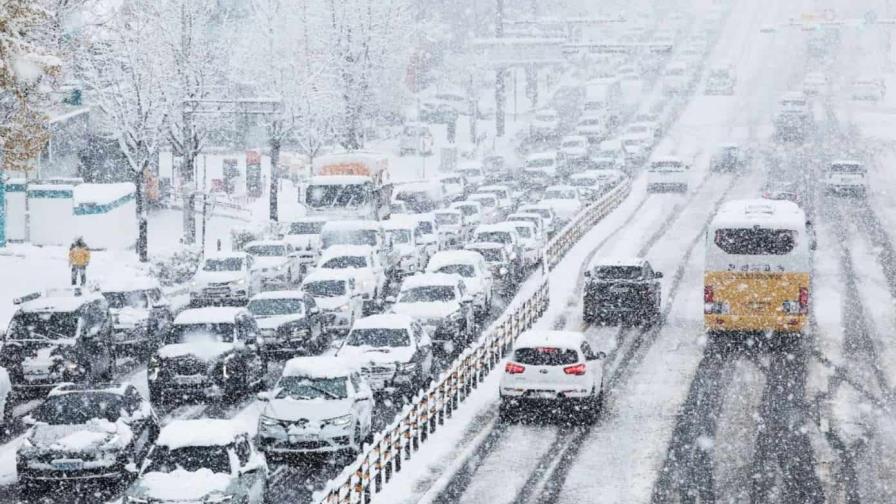 La mayor tormenta de nieve de noviembre en medio siglo cubre Seúl y cancela vuelos