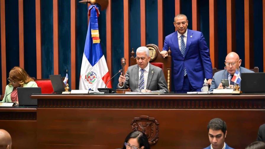 Senado aprueba de urgencia ley que regula pactos entre MLB  y peloteros en la Liga de Verano en RD