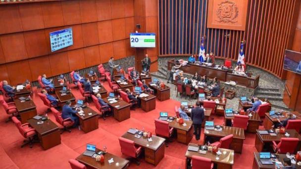 Senado valida en primera discusión que Poder Ejecutivo emita deuda pública por RD$350,990 millones