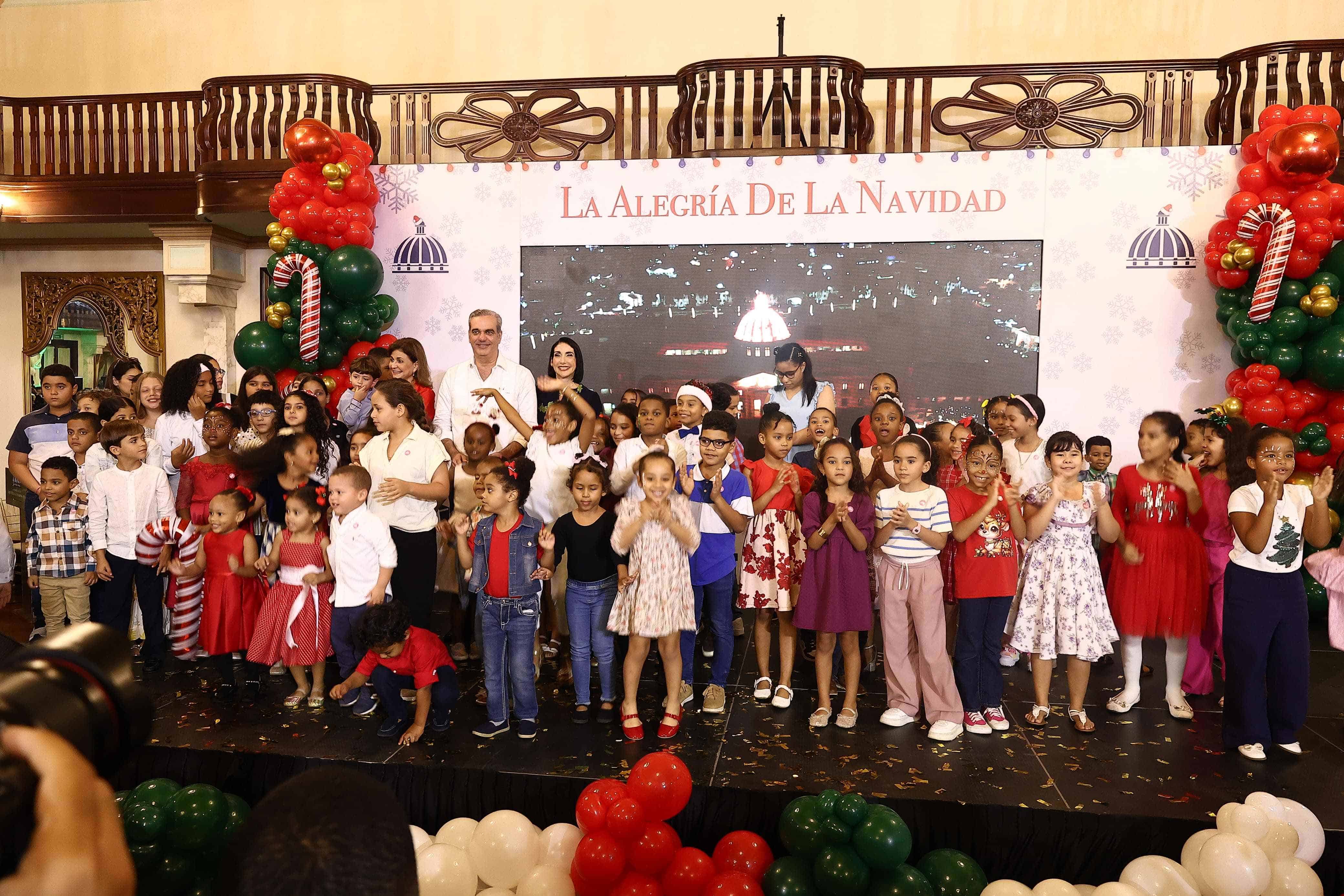 El presidente Luis Abinader acompañado de niños que participaron en la actividad.