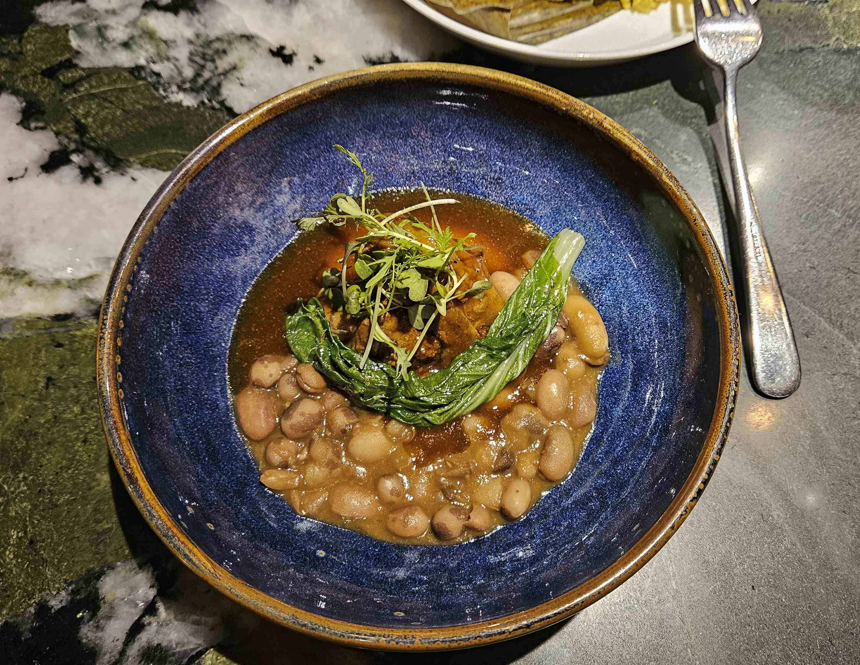 Habichuelas con chivo en su salsa, del chef Saverio Stassi.