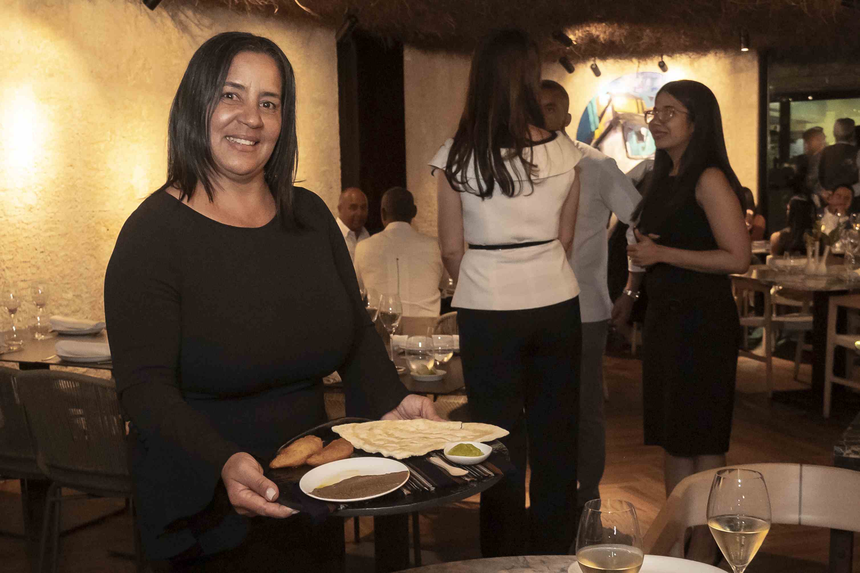 Martha Torres presenta su plato a base de casabe.