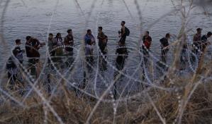 Tribunal respalda a Texas por alambre de púas en frontera México-EEUU