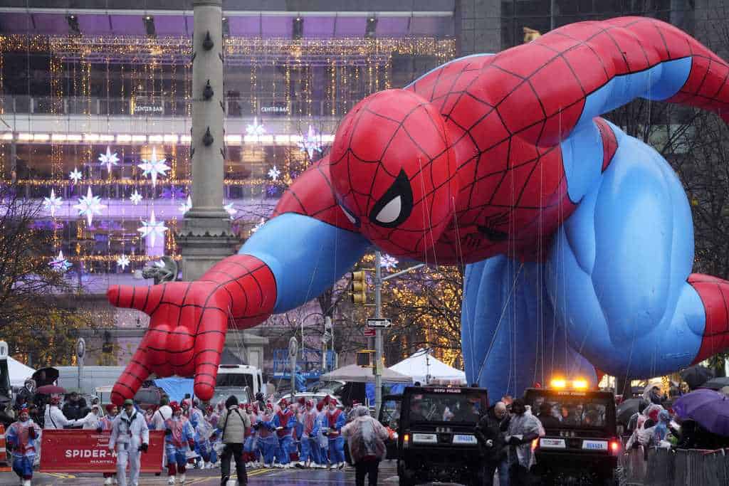 El globo de Spider-Man flota durante el desfile de Macy's por el Día de Acción de Gracias, el jueves 28 de noviembre de 2024, en Nueva York. 