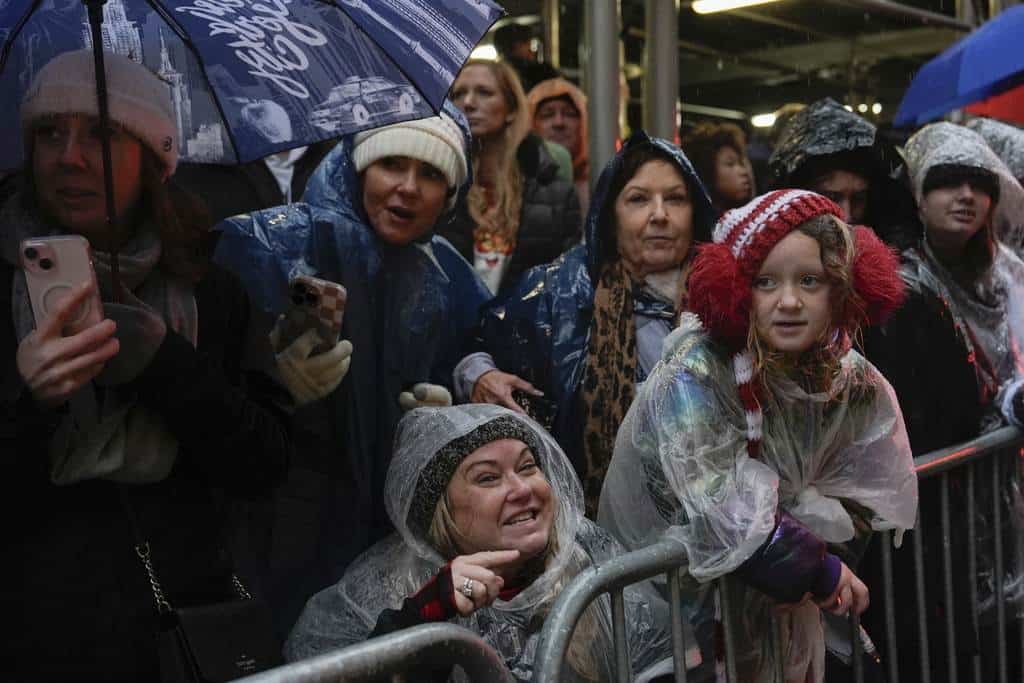 Varias personas observan el desfile de Macy's por el Día de Acción de Gracias en la Sexta Avenida, el jueves 28 de noviembre de 2024, en Nueva York. 