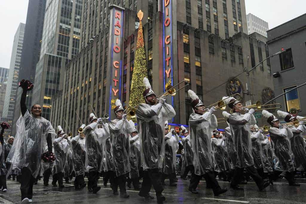 <br>La banda de la Universidad de Massachusetts Minutemen durante el desfile de Macy's por el Día de Acción de Gracias, en Nueva York, el jueves 28 de noviembre de 2024.