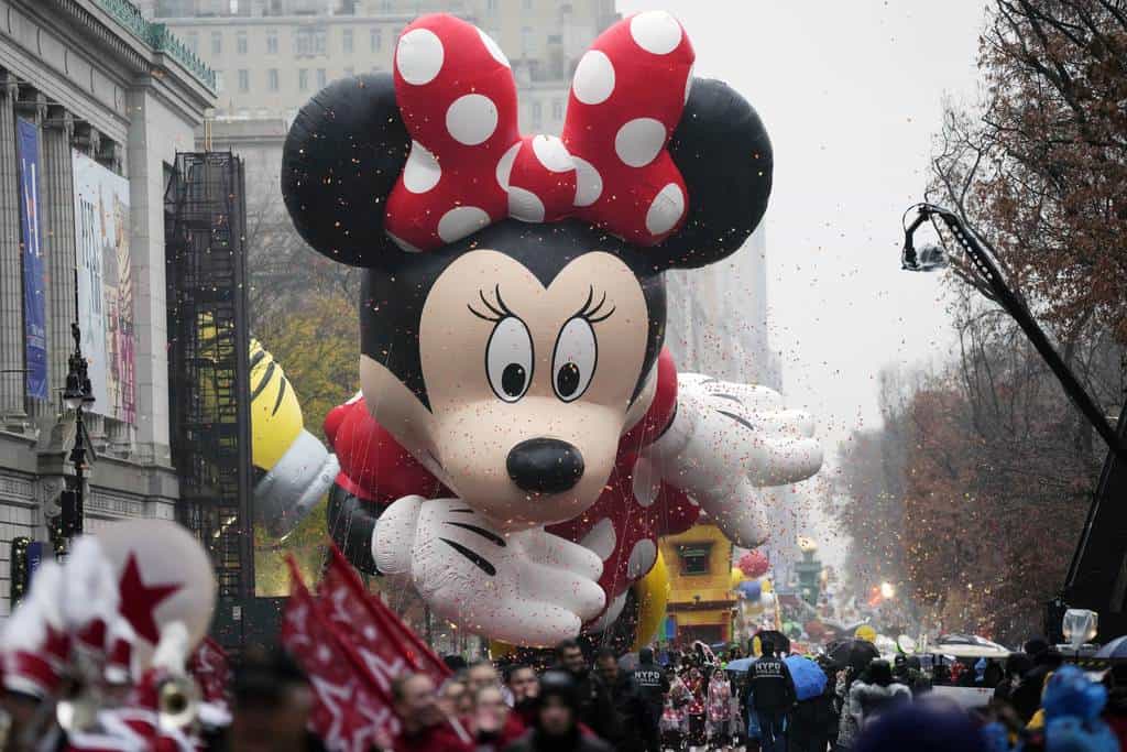 El globo de Minnie Mouse flota durante el desfile de Macy's por el Día de Acción de Gracias, el jueves 28 de noviembre de 2024, en Nueva York