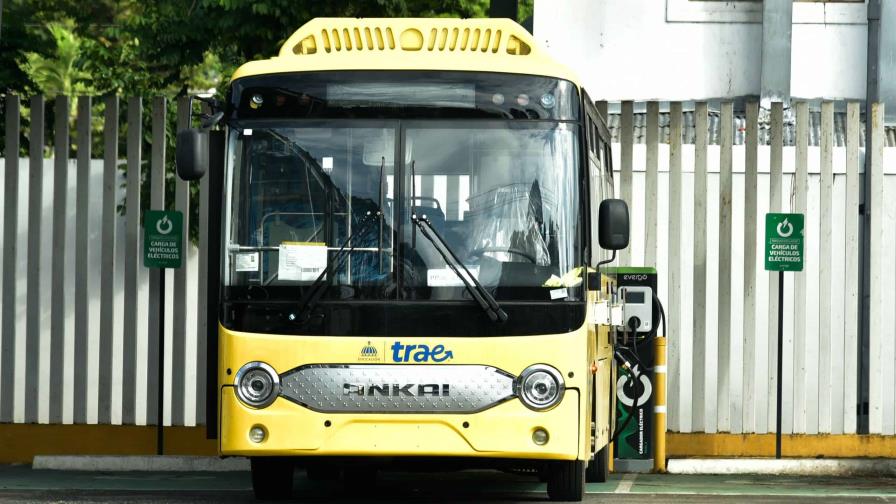 El Minerd busca soluciones para cargar los autobuses eléctricos del transporte escolar en Santiago