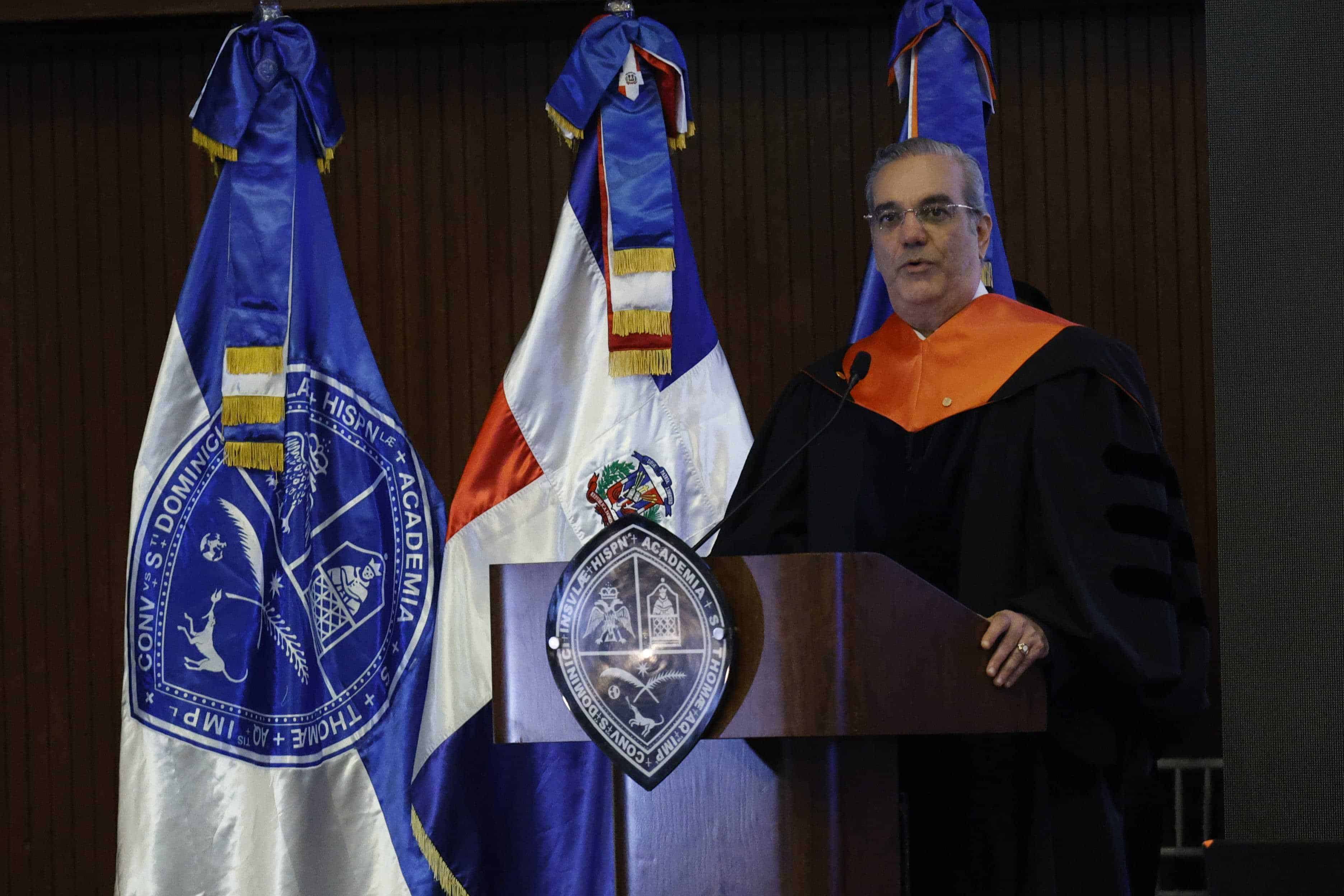 Durante el acto, el presidente reiteró su compromiso con la democracia y la institucionalidad. 