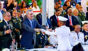 Abinader y autoridades militares gradúan a 45 nuevos cadetes en San Isidro