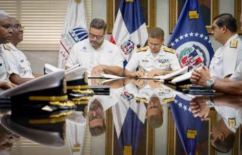 Medio Ambiente y la Armada firman acuerdo para proteger las Dunas de Baní