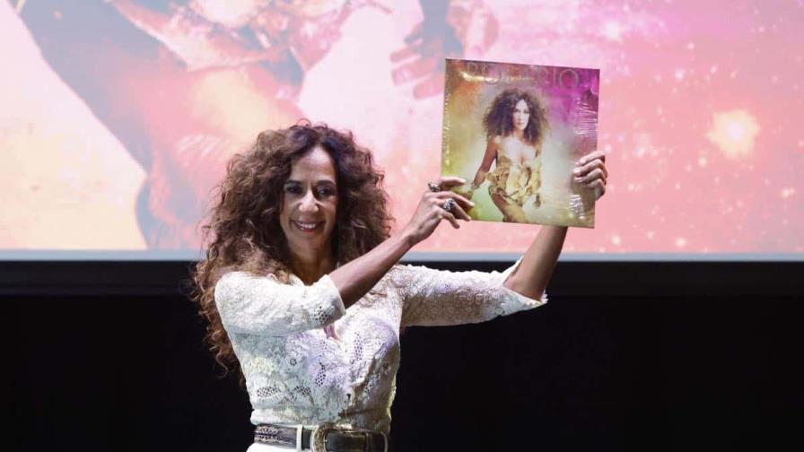 Rosario Flores celebra 30 años de escenarios con un disco que reúne figuras de la música hispana