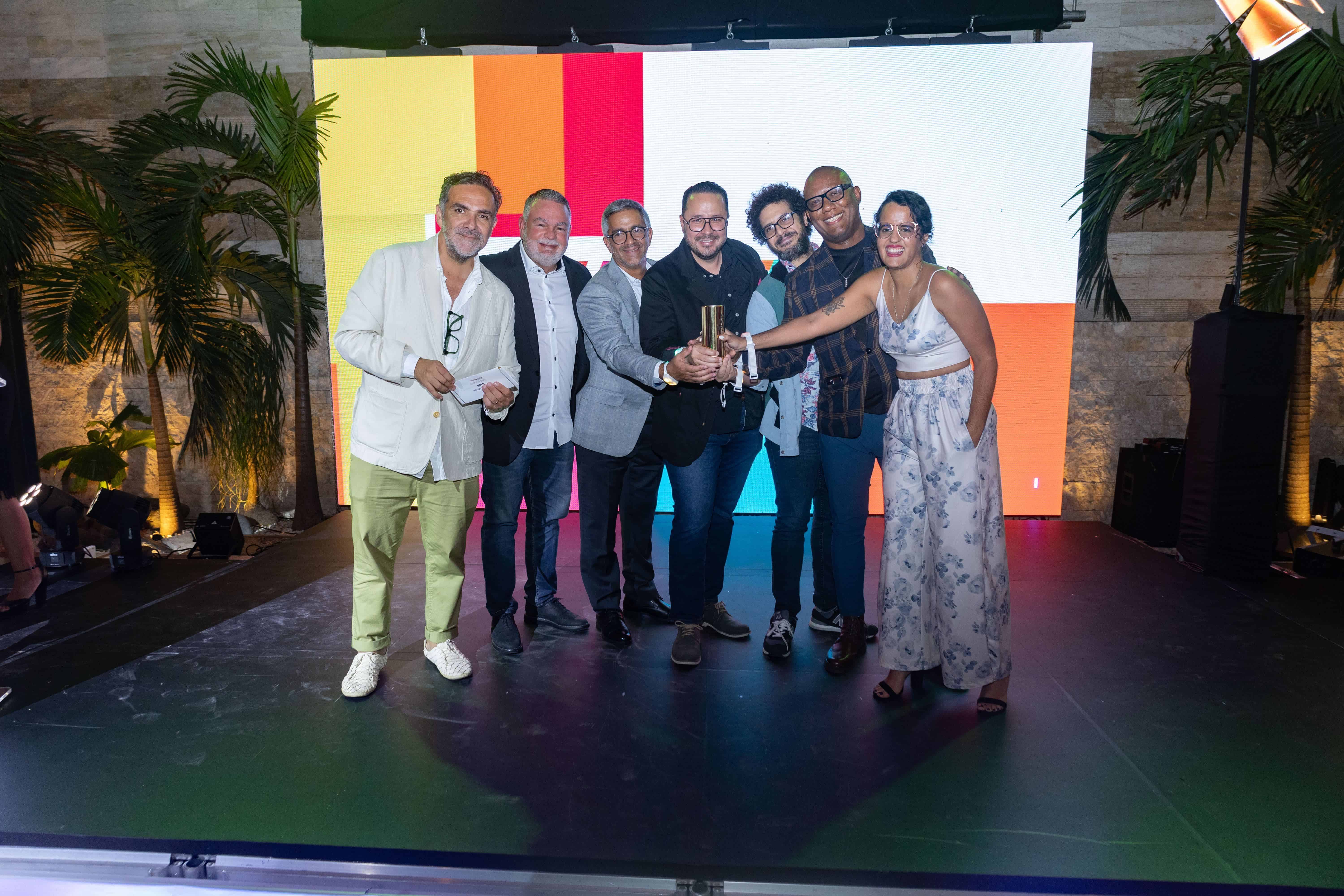 Representantes de Cazar 3, junto a Francisco Arias de Diario Libre, reciben el reconocimiento de Premios La Vara 2024.