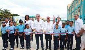 Luis Abinader inaugura escuela y salón multiuso en La Altagracia
